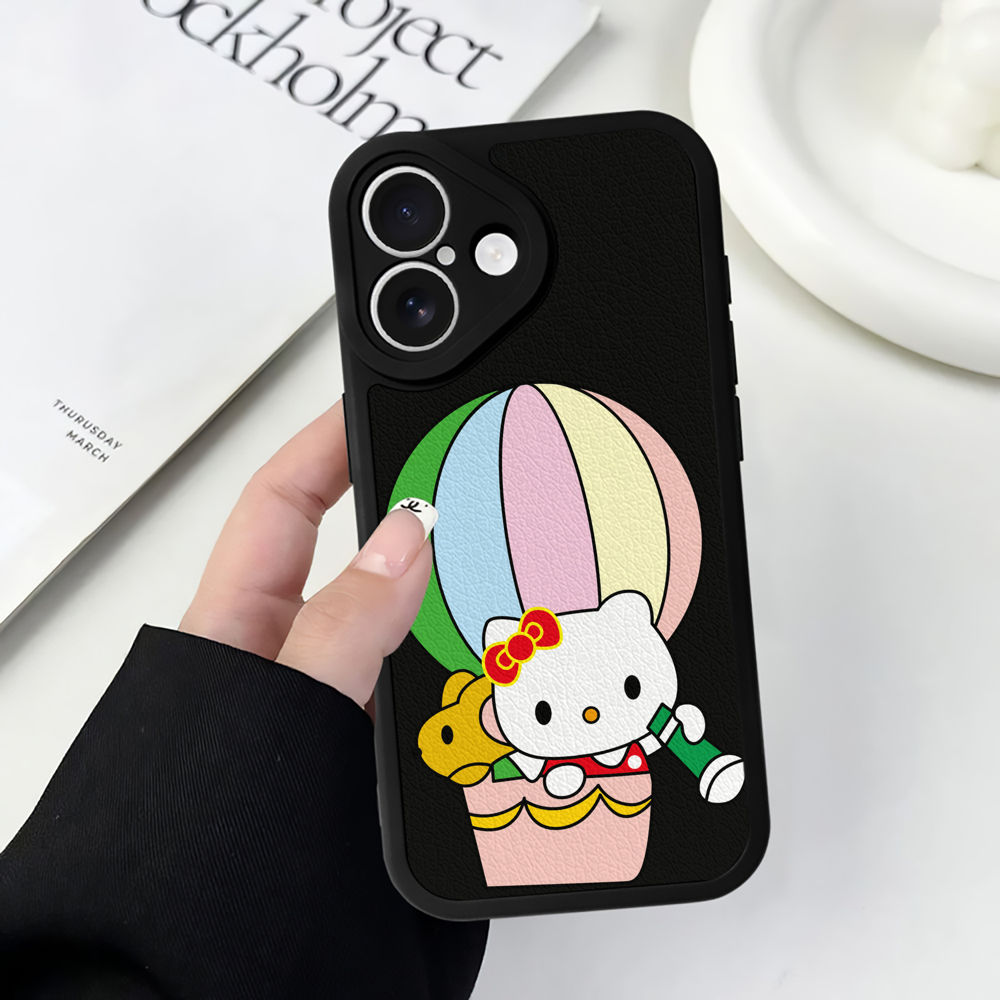 （画像用） Hello Kitty ハローキティ 【iPhone 16シリーズ対応】シリコンスマホケース（レザー調） 材質：シリコン